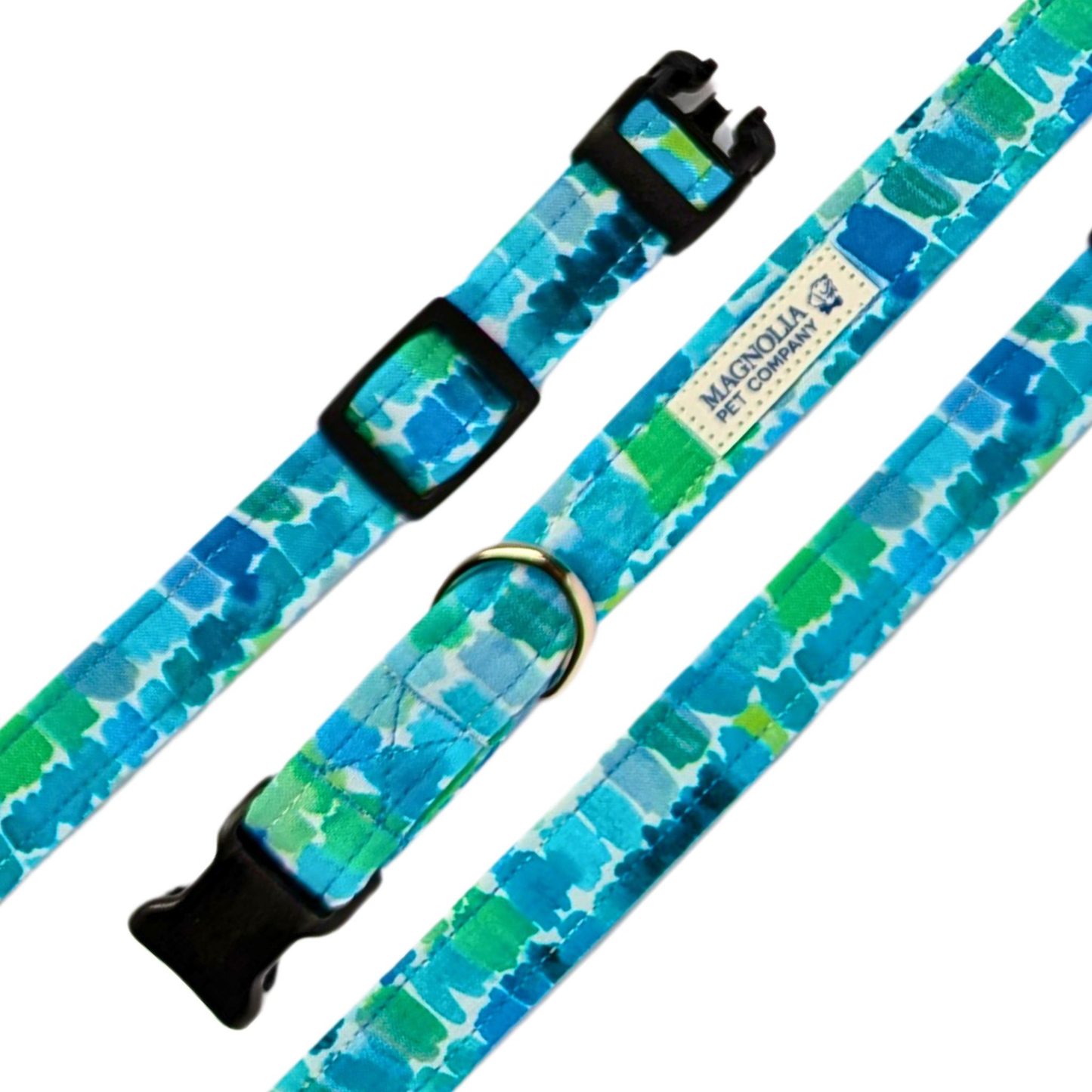 This eye-catching collar features a lively pattern of brush strokes in blue, green, and aqua, creating a colorful and artistic look. 