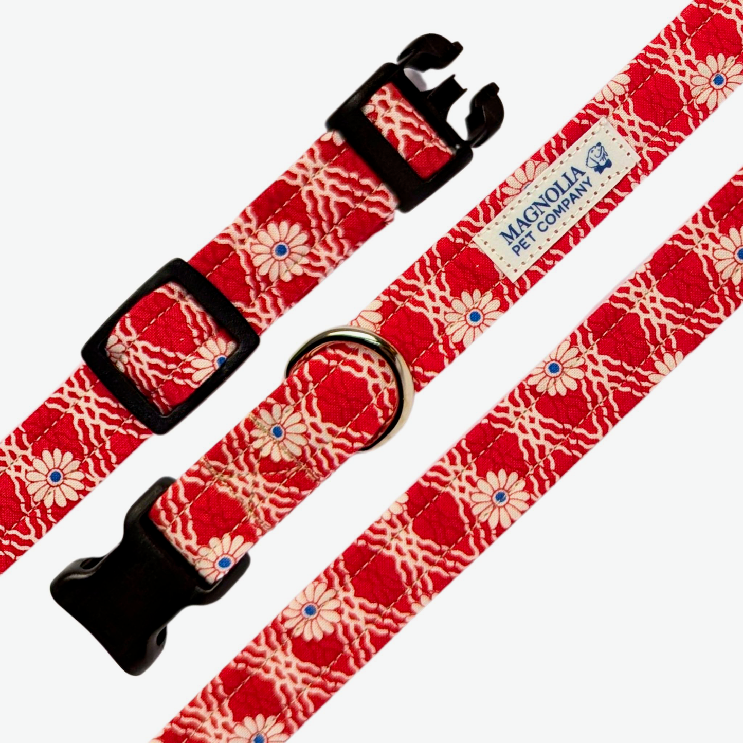 This beautiful collar features a vibrant red background adorned with a classic white trellis pattern, perfectly complemented by charming blue-centered daisy florals.