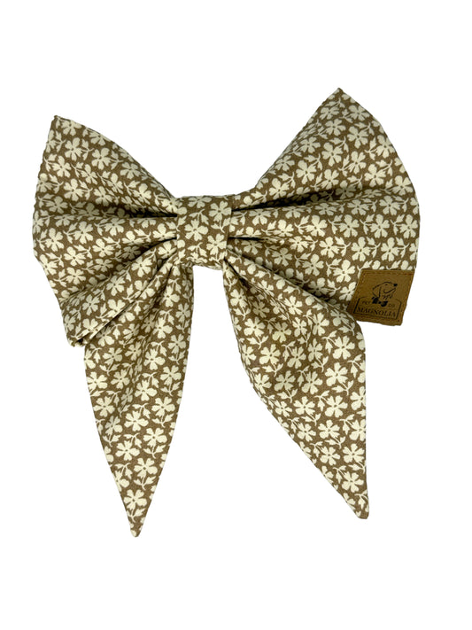 Crafted from high-quality fabric, this elegant accessory features a delightful four-leaf clover-like flower pattern