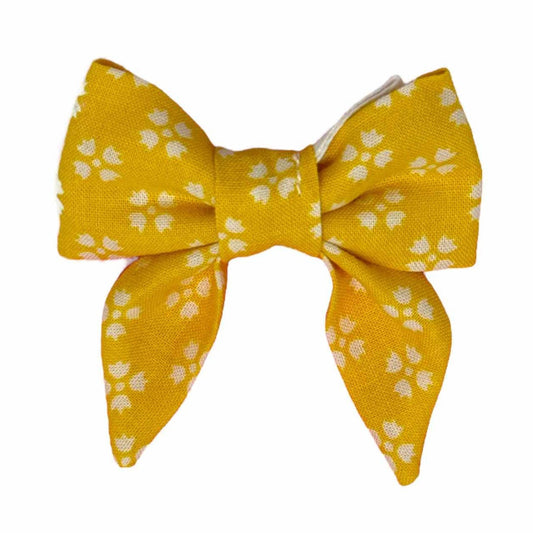 This vibrant yellow bow tie, adorned with dainty white floral accents, is designed to stand out and make your dog the center of attention wherever you go
