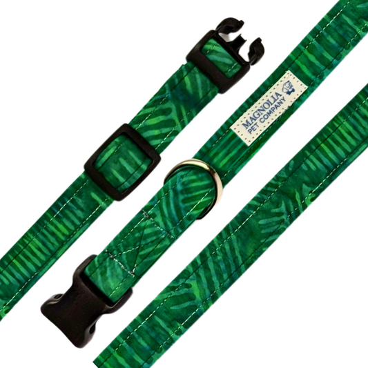 This striking collar features a rich emerald green background adorned with a crisscross pattern of elegant stripes