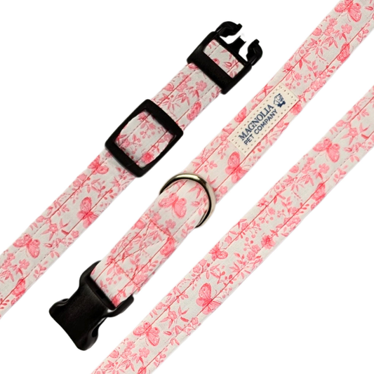  this collar features a charming pink butterfly pattern against a crisp white background, creating a fresh and whimsical look