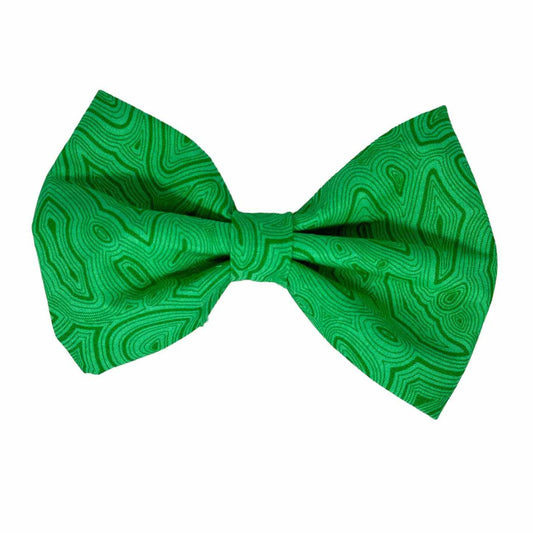 This eye-catching dog bow tie features a stunning malachite design pattern in vivid green hues, offering a unique and stylish flair.