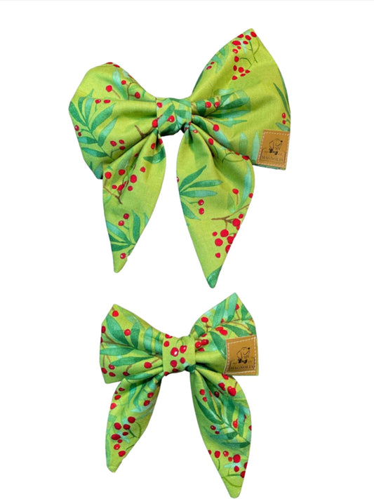 This bow features a &nbsp;bright green fabric, adorned with dark green holly leaves and red berries!